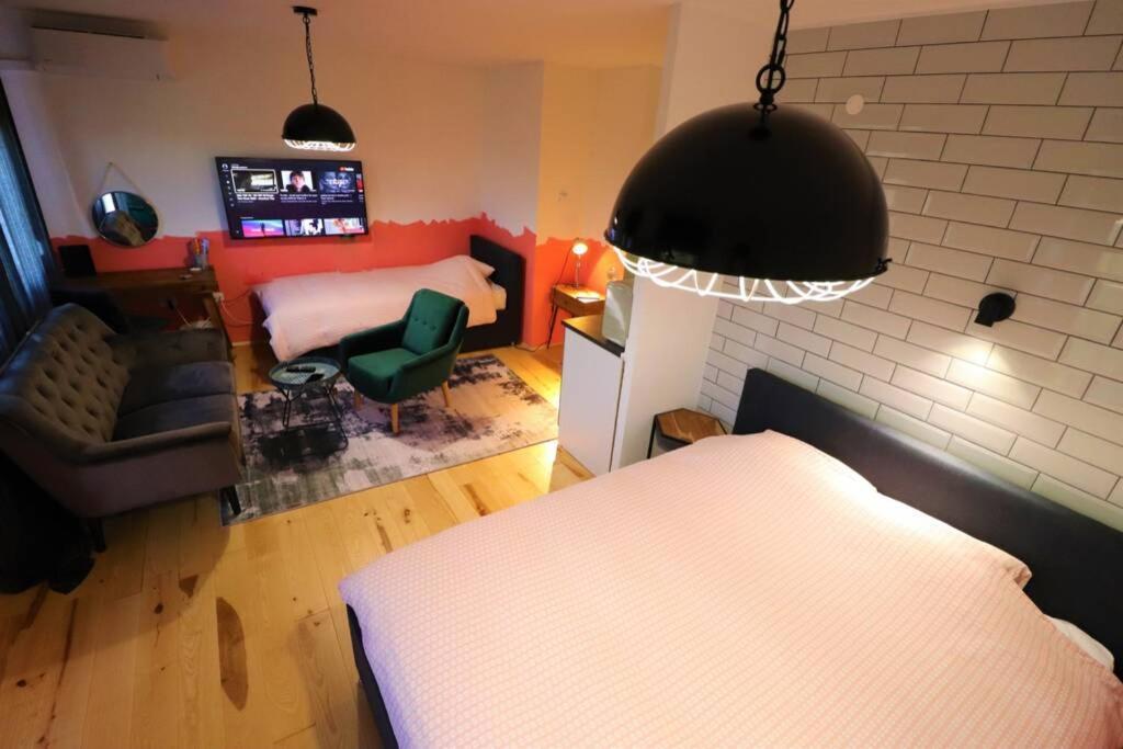 Room Emma,Between Bus And Train Station,Netflix,Speed Wi-Fi Загреб Экстерьер фото