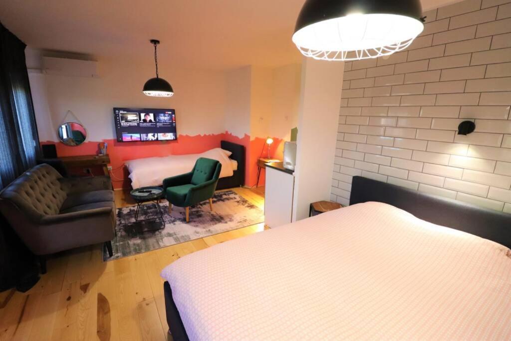 Room Emma,Between Bus And Train Station,Netflix,Speed Wi-Fi Загреб Экстерьер фото