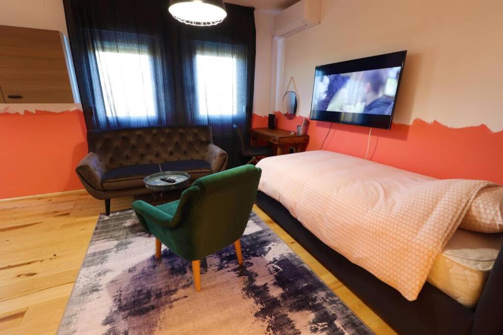 Room Emma,Between Bus And Train Station,Netflix,Speed Wi-Fi Загреб Экстерьер фото