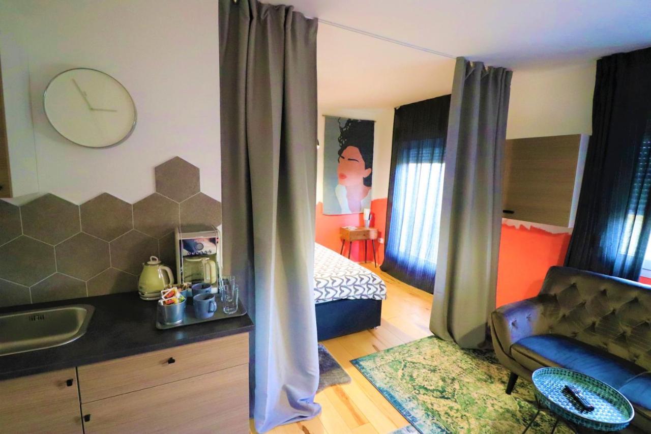 Room Emma,Between Bus And Train Station,Netflix,Speed Wi-Fi Загреб Экстерьер фото